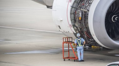 Jet motoru asfalt üzerinde çalışan makinist