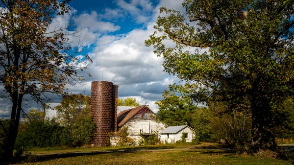 Bílá stodola a silo obklopené stromy na venkově Severní Karolína — Stock fotografie
