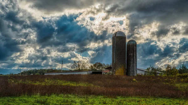 Dos silos en un campo en una granja en un día tormentoso — Foto de Stock