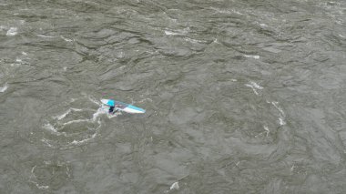 Kanodaki adam nehirde kürek çekiyor.