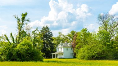 Tarladaki harap, harap olmuş eski çiftlik evi