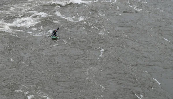 Hombre en Kayak remando en el río —  Fotos de Stock