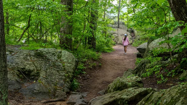 Mujer de Edad Media caminando por el sendero en el Parque Nacional con rodeos — Foto de Stock