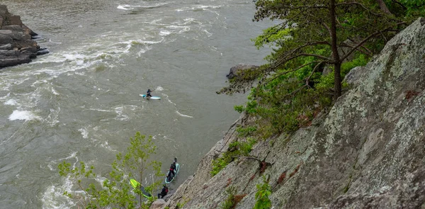 Tres hombres en Kayak remando en el río — Foto de Stock