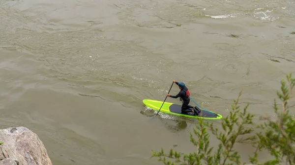男オンカヤックでウェットスーツでカヤック上の川 — ストック写真