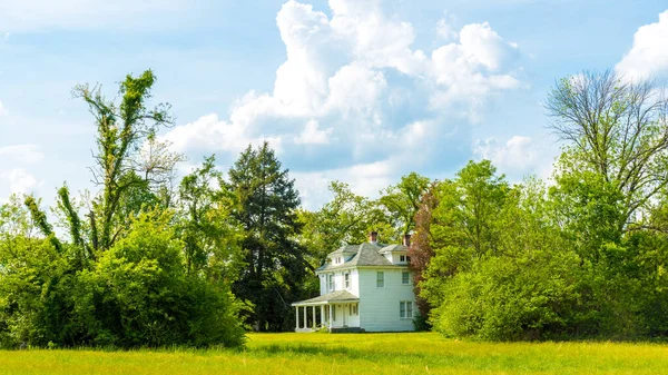 Tarladaki harap, harap olmuş eski çiftlik evi