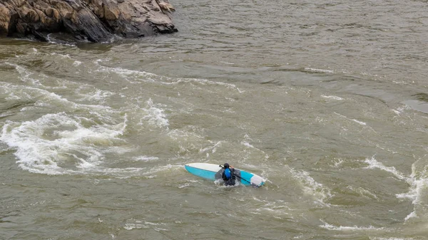 Hombre en Kayak en traje de neopreno en kayak en el río —  Fotos de Stock