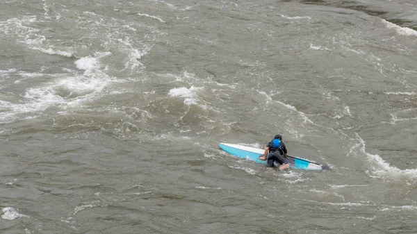 Hombre en Kayak en traje de neopreno en kayak en el río —  Fotos de Stock