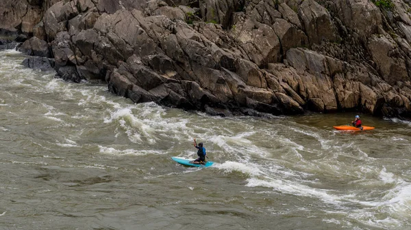 Dos hombres en Kayaks remando en el río —  Fotos de Stock