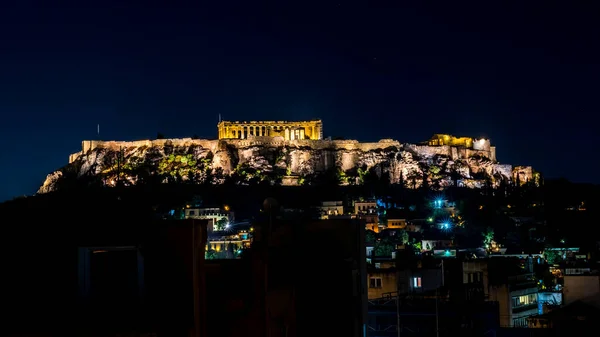 The Parthenon and the Propylaea on the Acropolis at night — 图库照片