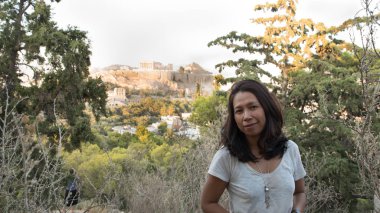 Atina 'da Acro' nun önünde duran beyaz tişörtlü Asyalı kadın