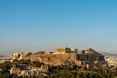 Akropolis ve Parthenon mavi gökyüzünün altında Phillip 'ten görüldü.
