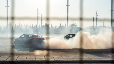 Lastiklerden duman çıkan iki yarış arabası
