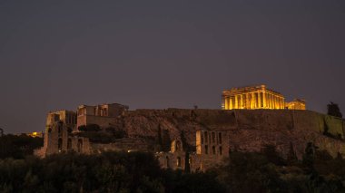 Parthenon ve Akropolis gece aydınlandı.