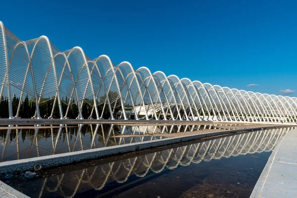 Monumento al arco de acero y piscina en el complejo olímpico 2004 — Foto de Stock