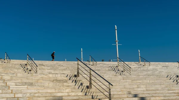 Uomo che cammina lungo la cima della stella di marmo al 2004 Olympic Complex — Foto Stock