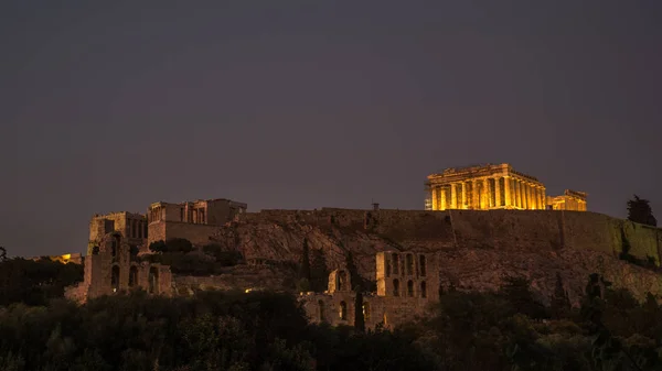 O parthenon e o acropolis iluminaram-se acima na noite — Fotografia de Stock