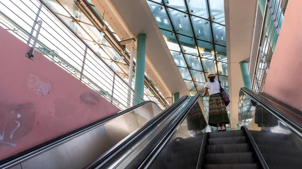 Mujer asiática montando escaleras mecánicas en la estación de metro — Foto de Stock