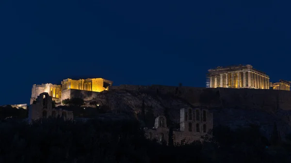 El Partenón y la Acrópolis se iluminaron por la noche — Foto de Stock