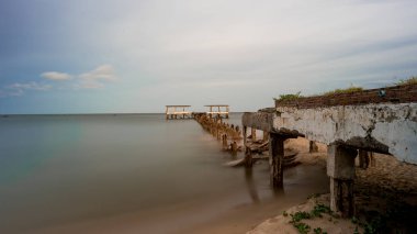 Harap olmuş eski balıkçı iskelesi Pak Nam 'da denize dökülüyor. 