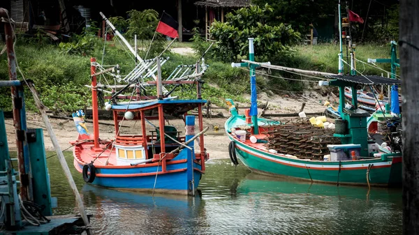 Barcos de pesca tailandeses amarrados uns aos outros no porto de Ben Kr — Fotografia de Stock
