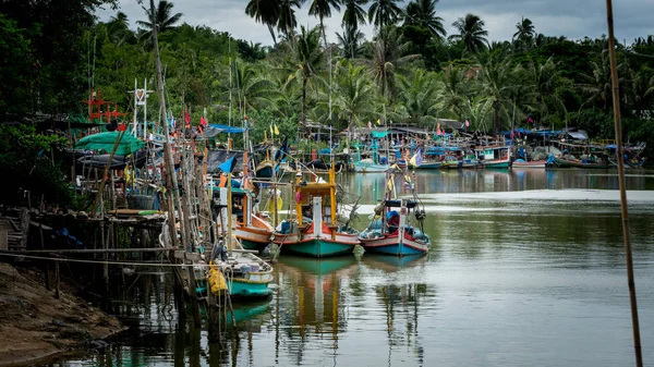 Barcos de pesca tailandeses atados entre sí en el puerto de Ben Kr — Foto de Stock