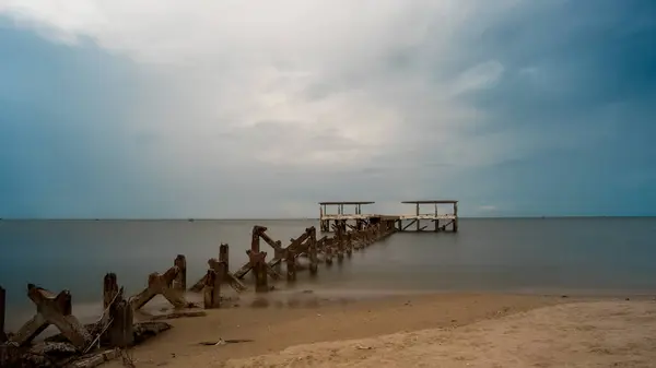 Dilapiderad gammal fiskebrygga kollapsar i havet i Pak Nam — Stockfoto