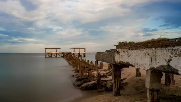 Разрушенный старый рыбацкий док рухнул в море в Пак Нам — стоковое фото