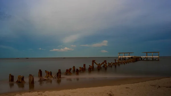 Doca de pesca velha diluída que desmorona no mar em Pak Nam — Fotografia de Stock