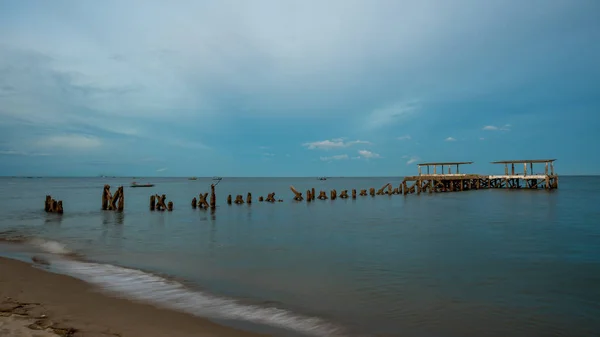 Ancien quai de pêche dilué s'effondrant dans la mer à Pak Nam — Photo
