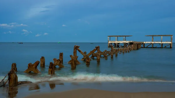 パク・ナムの海に崩壊した老朽化した漁船ドック — ストック写真