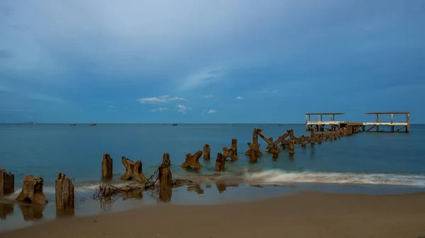 Ερειπωμένη παλιά αλιευτική δεξαμενή καταρρέει στη θάλασσα στο Πακ Ναμ — Φωτογραφία Αρχείου