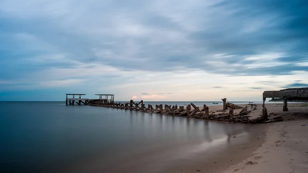 Dilapidado viejo muelle de pesca colapsando en el mar en Pak Nam — Foto de Stock