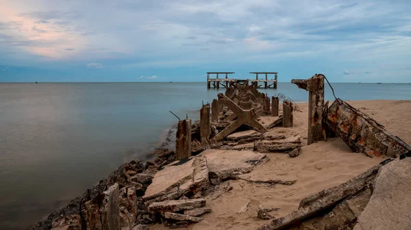 Dilapiderad gammal fiskebrygga kollapsar i havet i Pak Nam — Stockfoto
