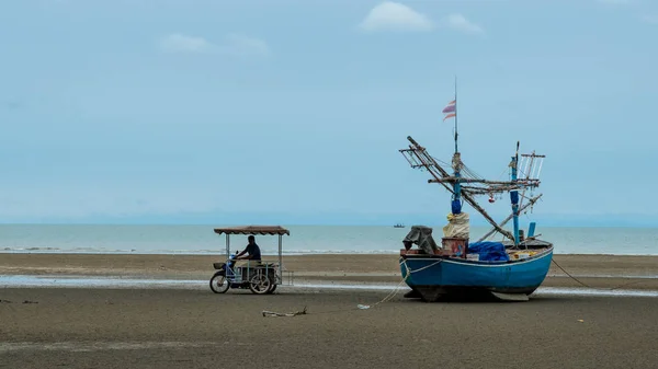 Motocicleta con coche lateral y barcos de pesca en Pak Nam Pram, Tailandia — Foto de Stock