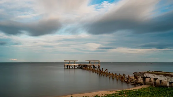 Baufälliges altes Fischerdock stürzt in pak nam ins Meer — Stockfoto