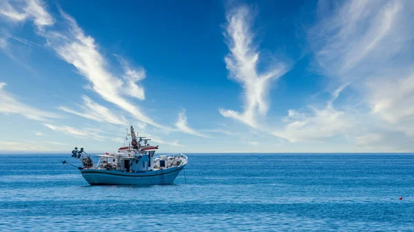 Barco de pesca griego fondeado frente a la costa de Lesbos — Foto de Stock