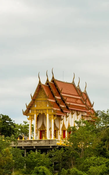 Templo tailandés levantándose alrededor de los árboles en Pak Nam Pran —  Fotos de Stock