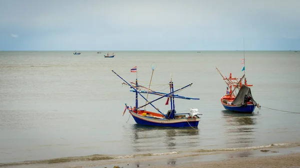 Dos barcos de pesca en Pak Nam Pram, Tailandia — Foto de Stock