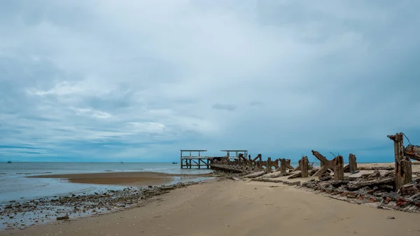 Разрушенный старый рыбацкий док рухнул в море в Пак Нам — стоковое фото