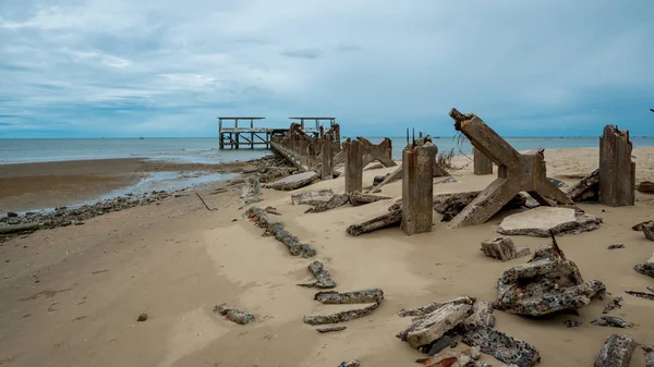 Ερειπωμένη παλιά αλιευτική δεξαμενή καταρρέει στη θάλασσα στο Πακ Ναμ — Φωτογραφία Αρχείου
