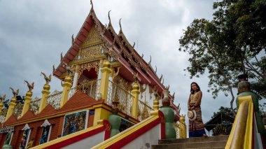Pak Nam Pran, Pranburi Tayland 'da Tayland Tapınağı önünde şapkalı bir kadın.