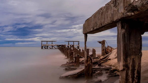 Ερειπωμένη Παλιά Αλιευτική Δεξαμενή Καταρρέει Στη Θάλασσα Στο Πακ Ναμ — Φωτογραφία Αρχείου