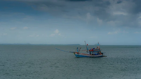 Традиционное Тайское Рыболовецкое Судно Рыбаками Борту Вышло Сиамский Залив Берегов — стоковое фото