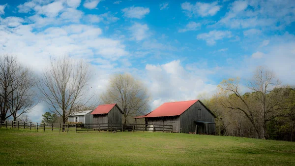 Pequeños Graneros Cerca Leña Campo Hierba Con Cielo Azul Nublado — Foto de Stock