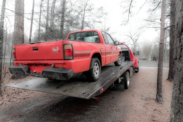 Czerwony Pickup Jest Ładowany Czerwony Tilt Laweta Łóżko Być Ciągnięte — Zdjęcie stockowe