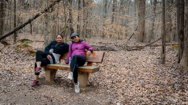 Dos Mujeres Sentadas Banco Bosque Día Invierno Con Zapatillas Orange — Foto de Stock