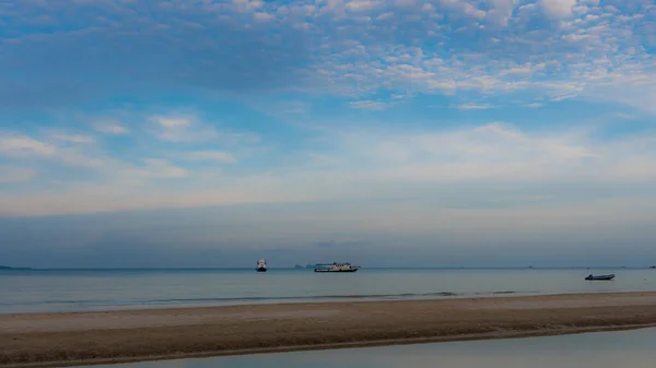 Barcos Ancorados Mares Calmos Largo Praia Tailândia Com Barra Areia — Fotografia de Stock