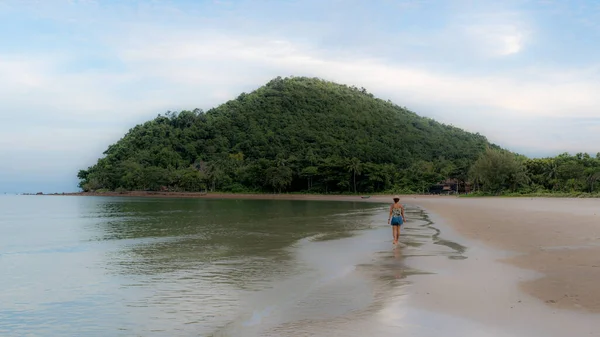 Thai Woman Shorts Hat Walking Barefoot Beach Low Tide Pythiu — Stock Photo, Image