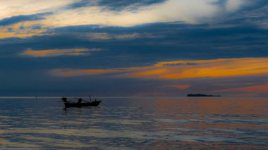 Tayland Körfezi 'nde renkli bir günbatımında Achor' da tekneler.
